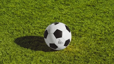 足球运动员在绿茵场上激烈拼抢的瞬间